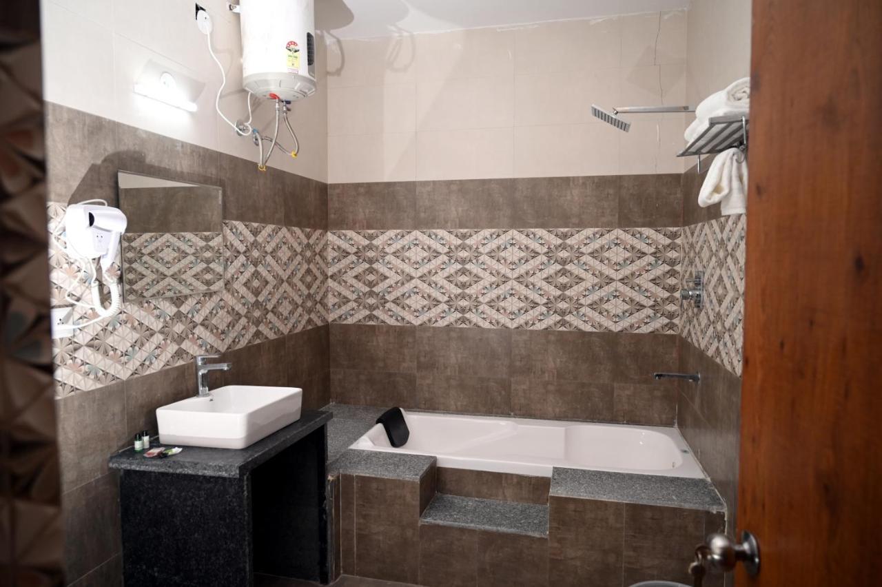 Hotel Singla Residency Кангра Екстериор снимка
